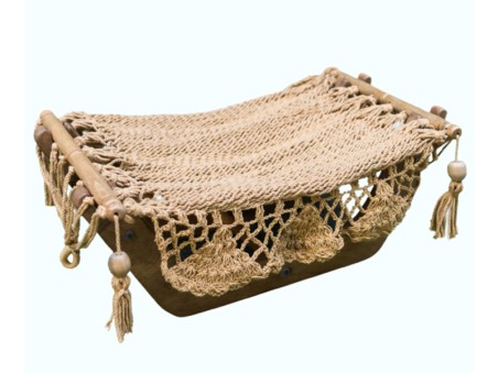 Hamac pour chat taupe avec support en bois sur fond blanc