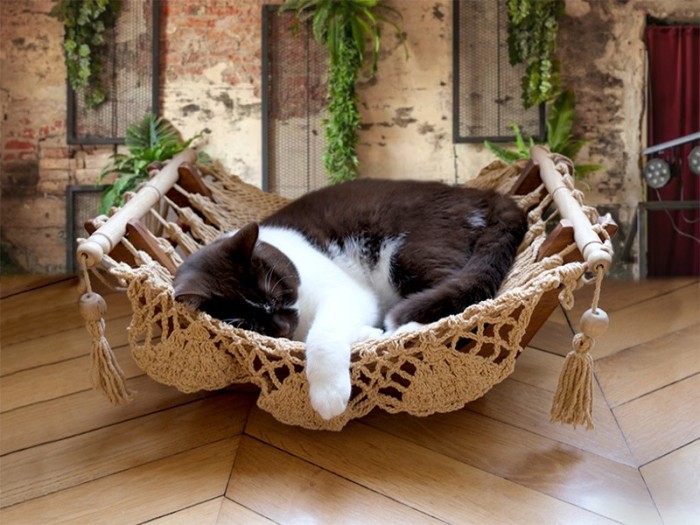 Hamac pour chat taupe  support en bois sur une terrasse