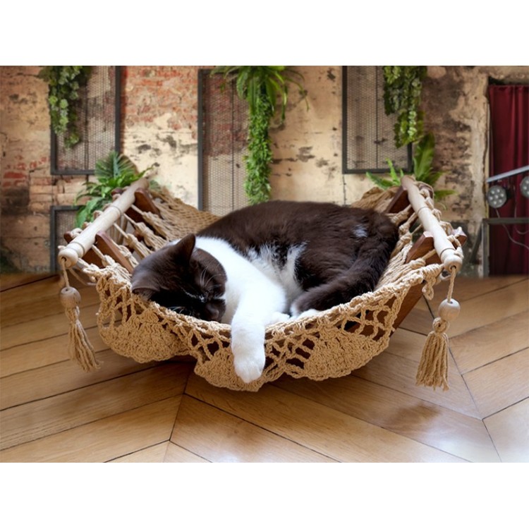 Hamac pour chat taupe  support en bois sur une terrasse