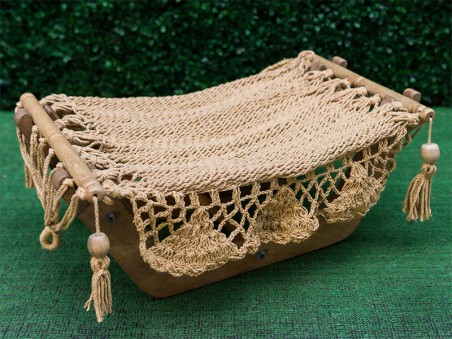 Hamac pour chat taupe + support en bois, sur un fond d'herbe verte