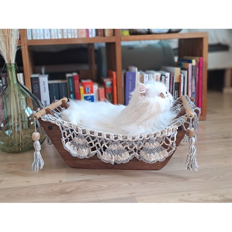 Hamac pour chat écru/gris perlé avec support en bois dans une salle bien décorée