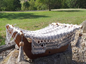 Hamac pour chat écru/gris perlé avec support en bois avec un paysage naturel en arrière-plan Hamac pour chat écru/gris perlé avec support en bois avec un paysage naturel en arrière-plan