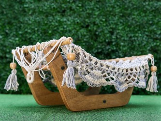 Hamac pour chat écru/gris perlé avec support en bois sur fond vert Hamac pour chat écru/gris perlé avec support en bois sur fond vert