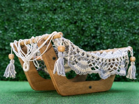 Hamac pour chat écru/gris perlé avec support en bois sur fond vert