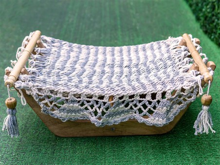 Hamac pour chat écru/gris perlé avec support en bois sur fond vert