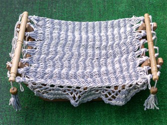 Hamac pour chat écru/gris perlé avec support en bois sur fond vert Hamac pour chat écru/gris perlé avec support en bois sur fond vert