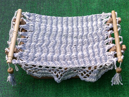 Hamac pour chat écru/gris perlé avec support en bois sur fond vert