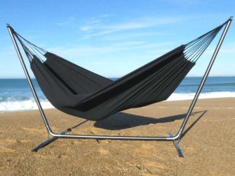 Hamac sur pied INKA XL avec Cloud Black au bord de la mer
