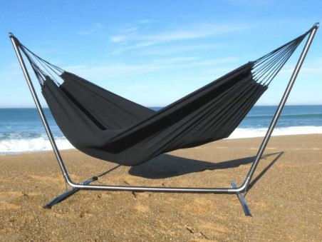 Hamac sur pied INKA XL avec Cloud Black au bord de la mer