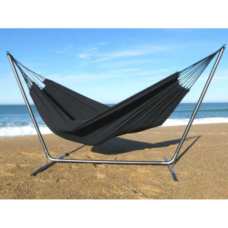 Hamac sur pied INKA XL avec Cloud Black au bord de la mer