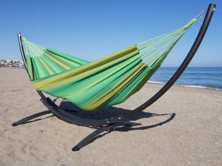 Hamac XL vert à rayures jaunes avec support de hamac metal au bord de la mer