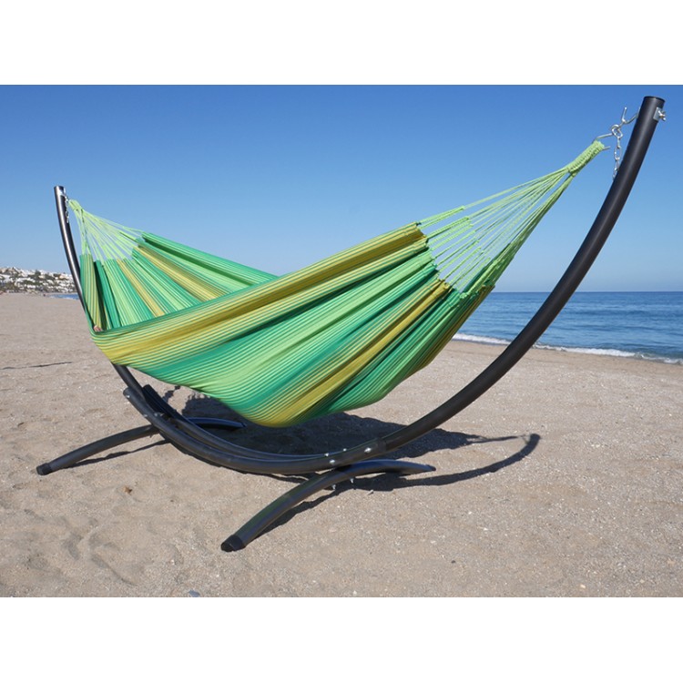 Hamac XL vert à rayures jaunes avec support de hamac metal au bord de la mer