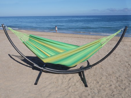 Hamac XL vert à rayures jaunes avec support de hamac metal au bord de la mer