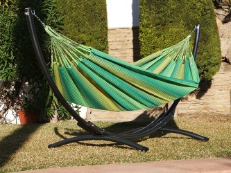 Hamac XL vert à rayures jaunes avec support de hamac metal dans un jardin