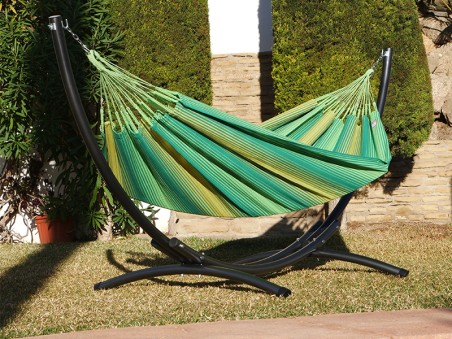 Hamac XL vert à rayures jaunes avec support de hamac metal dans un jardin