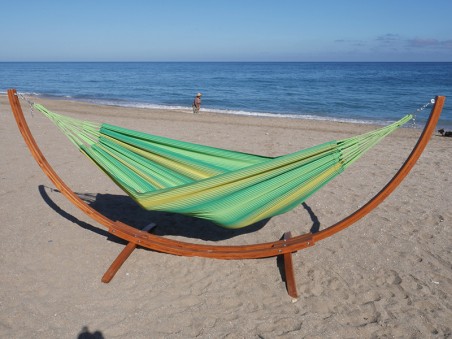 Hamac en coton écologique aux tons verts et jaunes, suspendu sur support en bois de mélèze