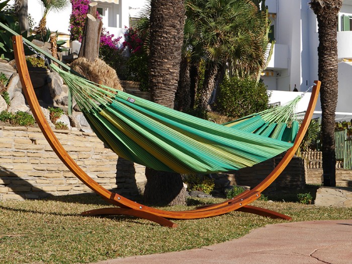 Hamac XL vert à rayures jaunes avec support de hamac en bois dans un jardin
