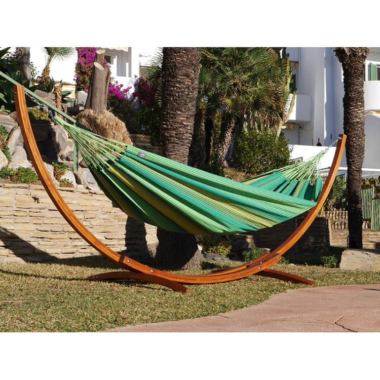 Hamac XL vert à rayures jaunes avec support de hamac en bois dans un jardin