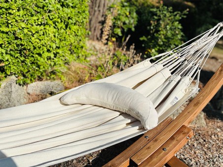 Coussin ecru sur un hamac de la même toile dans le jardin