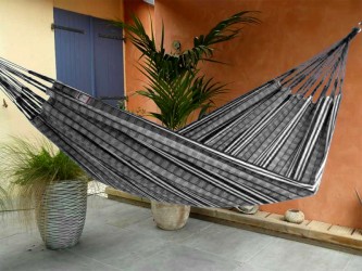 Hamac POLIGONO XXL Negro sur une terrasse