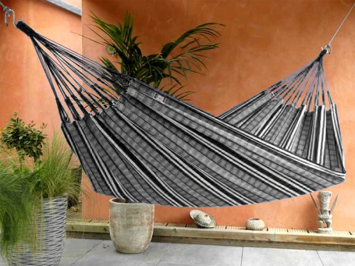 Hamac POLIGONO XXL Negro sur une terrasse