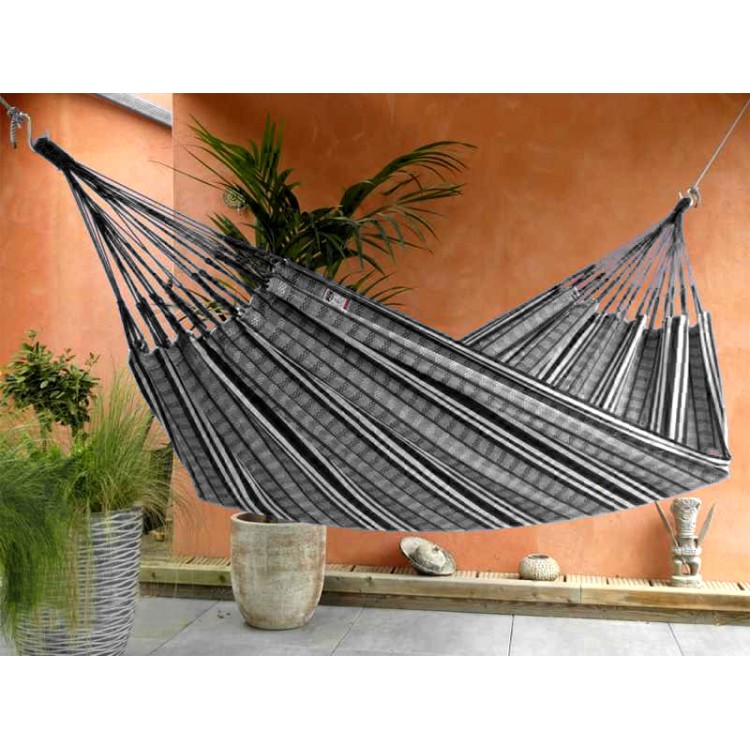 Hamac POLIGONO XXL Negro sur une terrasse