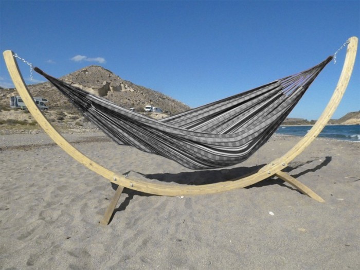 Hamac sur pied en bois Maya XXL poligono Noir au bord de la mer