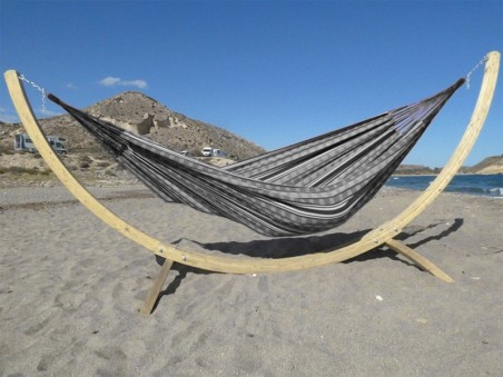 Hamac sur pied en bois Maya XXL poligono Noir au bord de la mer