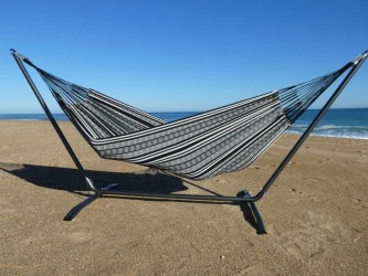 Hamac poligono noir XXL avec support en metal au bord de la mer