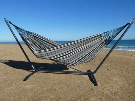 Hamac poligono noir XXL avec support en metal au bord de la mer