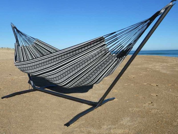 Hamac poligono noir XXL avec support en metal au bord de la mer