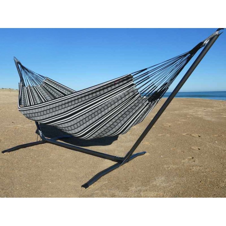 Hamac poligono noir XXL avec support en metal au bord de la mer