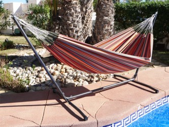 Hamac avec support en metal au bord d'une piscine