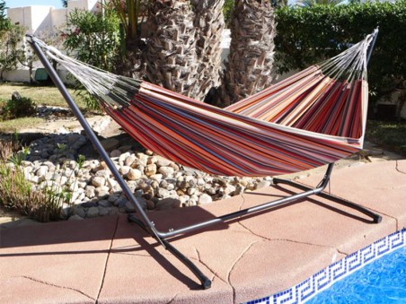 Hamac avec support en metal au bord d'une piscine