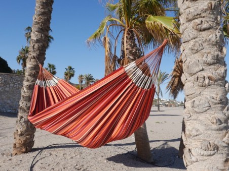 Hamac orange multicolore situé sur la plage