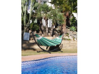 Hamac sur pied Azteka XL Albizia au bord d'une piscine