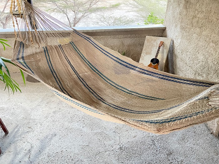 Hamac Moriche avec des lignes bleues sur une terrasse rustique