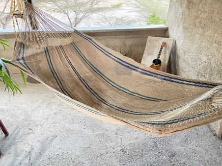 Hamac Moriche avec des lignes bleues sur une terrasse rustique