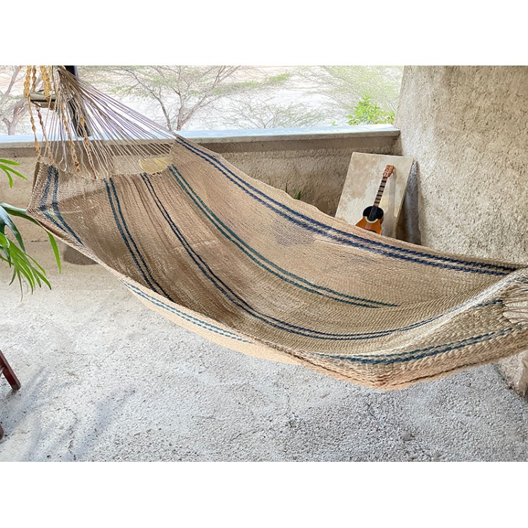 Hamac Moriche avec des lignes bleues sur une terrasse rustique