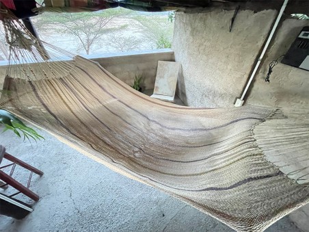 Hamac Moriche à rayures marron vu de dessus sur une terrasse rustique