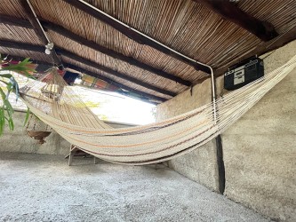 Hamac Moriche avec des lignes brunes sur une terrasse rustique