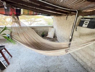 Hamac Moriche avec des lignes brunes sur une terrasse rustique
