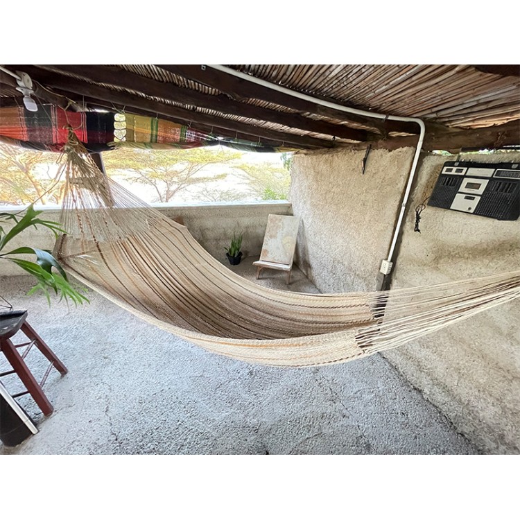 Hamac Moriche avec des lignes brunes sur une terrasse rustique