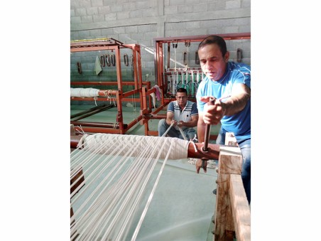 Artisan vénézuélien fabriquant un hamac