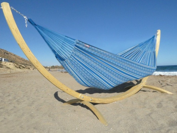 Hamac sur pied Maya XL poligono turquoise située au bord de la mer