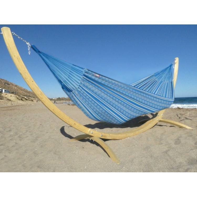 Hamac sur pied Maya XXL poligono turquoise située au bord de la mer