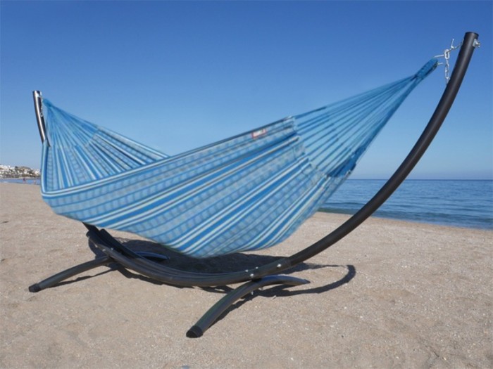 Hamac sur pied Azteka XL poligono turquoise située au bord de la mer