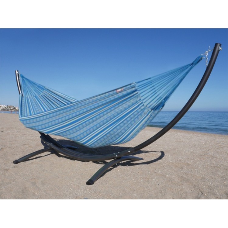 Hamac sur pied Azteka XXL poligono turquoise située au bord de la mer
