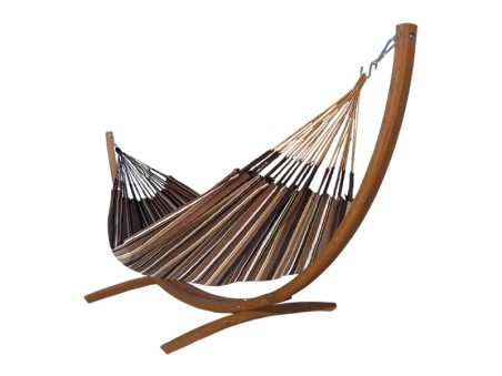 Hamac dans les tons marron en coton recyclé avec support en bois sur fond blanc