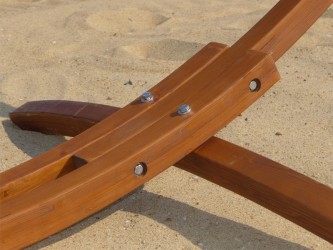 Zoom sur le support hamac en bois latino XL